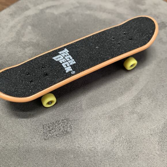 Vintage Tech Deck Santa Cruz Screaming Pink Hand Fingerboard Yellow Wheels - Picture 5 of 6